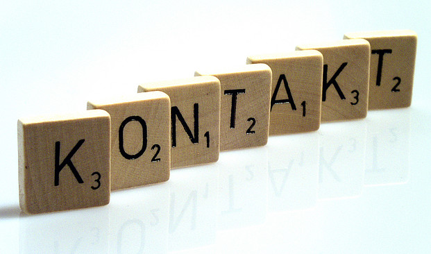Bei Fragen kontaktieren Sie Dominik Wolter telefonisch oder per E-Mail Scrabble-Steine