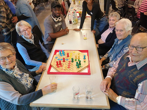 Gemeinsames Spielen, ältere Personen. Foto Michael Weimer