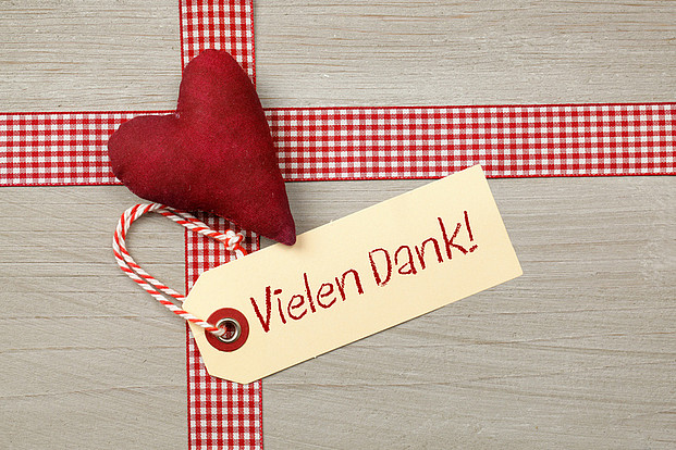 Rufen Sie uns bzgl. einer Zuwendungsbestätigung / Spendenquittung an rotes Filzherz auf Geschenk