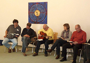 Helfern helfen: Besinnungstage im Kloster Reute sowie Qualifzierungsmaßnahme für ehrenamtliche Helfer Gruppe mit Gitarre