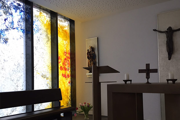 Kapelle mit lichtdurchflutetem Fenster