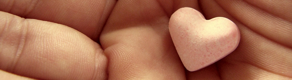Hand mit kleinem Steinherz